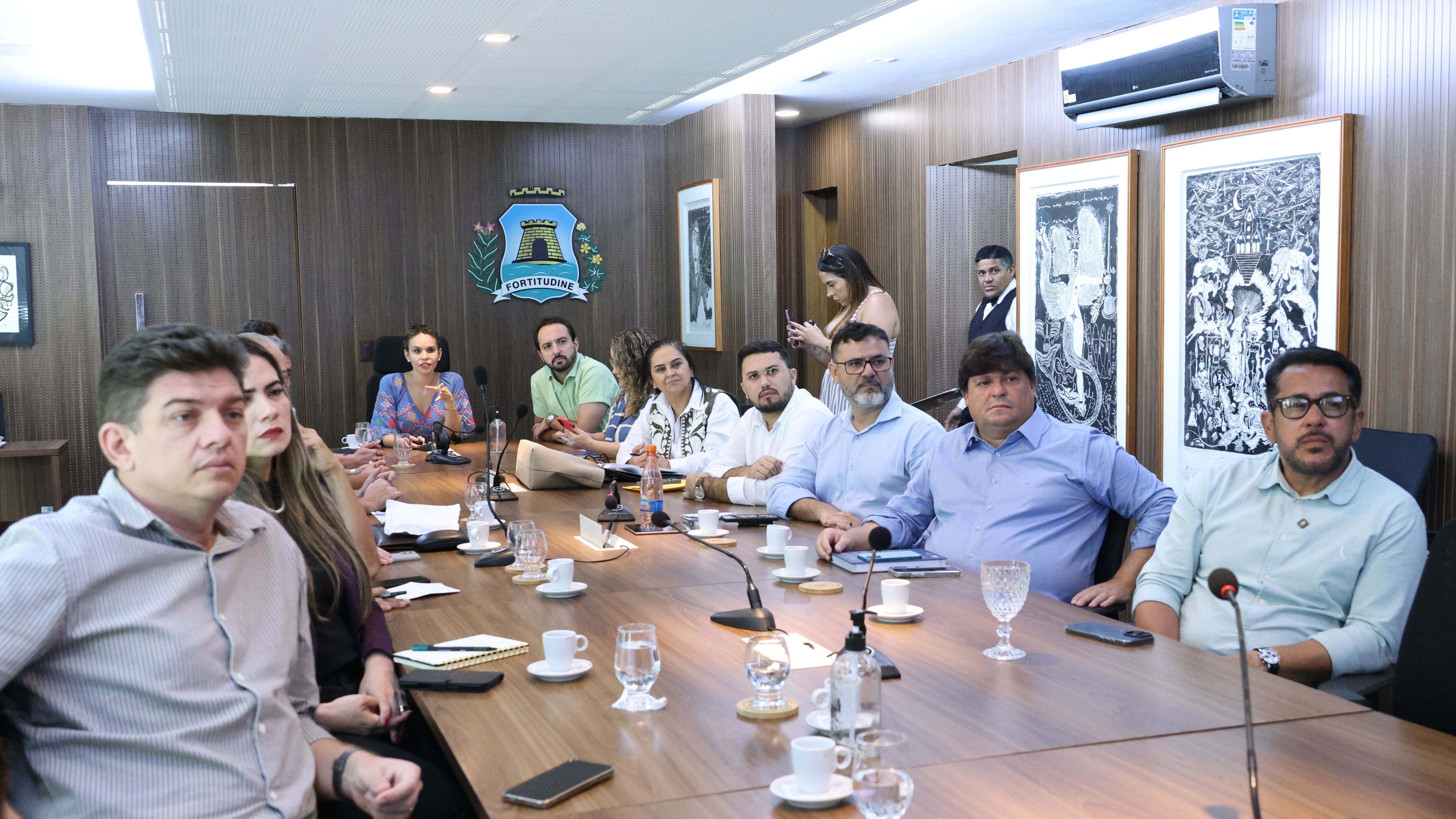 vice-prefeita Gabriella e secretários na sala de reunião do paço 